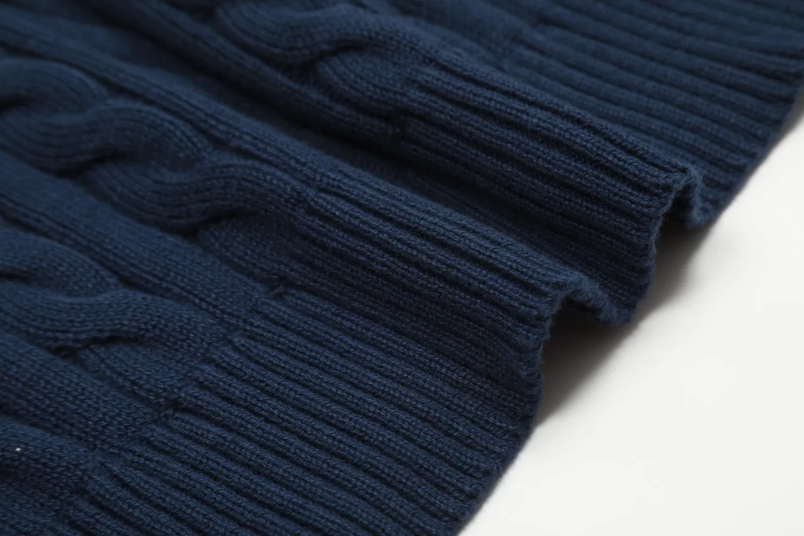 🅿️220 "Top quality" Style number: DS012# [Ralph Lauren round neck solid color pony embroidered logo twist knitted sweater] ✅Ralph Lauren classic basic versatile knitted pullover round neck sweater for men and women ✅Main supplier platform live broadcast Wholesale entity Replacement when out of stock No removal from shelves ✅ZP quality 1:1 version Scan the code to enter the GF website Counter quality ✅Detailed quality The only one in Guangzhou Imported quality cotton yarn, focusing on high-end, cost-effective, good quality needless to say ✅The version is restored to the original order, the maximum size can be worn up to 190 pounds, loose, comfortable and stress-free ✅The upper body is simple and easy to match, ootd must-have style, good-looking clothes are never picky, a must-have in couples' wardrobes, recommended. Size: S-XL Color: Black, off-white, gray, navy, khaki, pink, coffee, red